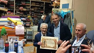 Il signor Cosimo detto Geghenidd ha compiuto 104 anni. La festa nel suo storico negozio