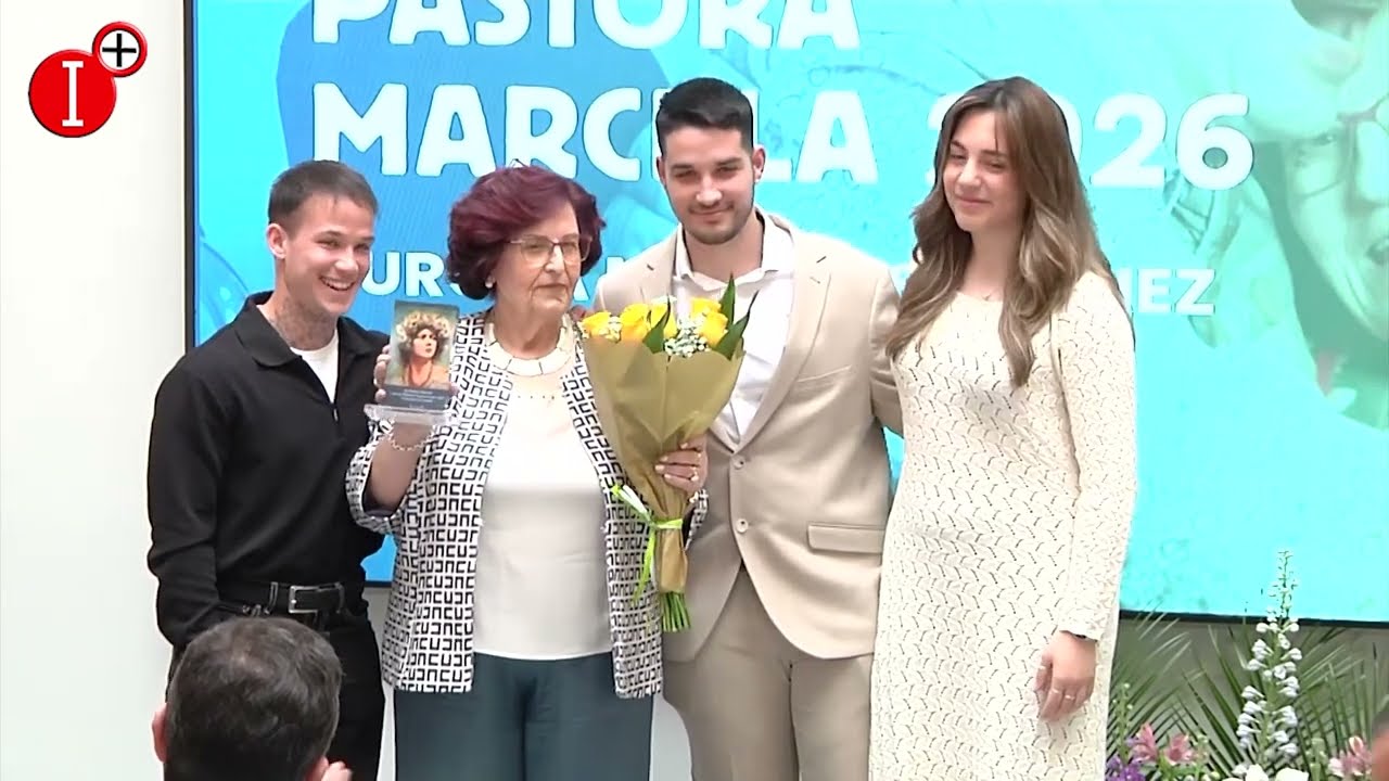 El PRESIDENTE de la ENTREGA el RECONOCIMENTO PROVINCIAL a la IGUALDAD PASTORA MARCELA