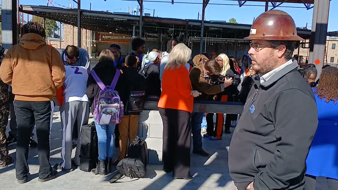 Церемония завершения строительства каркаса второй очереди средней и старшей школы