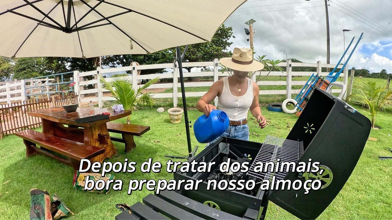 Os animais aqui na roça parece que dormem até amarrados kkk. Depois já fomos preparar um almoço