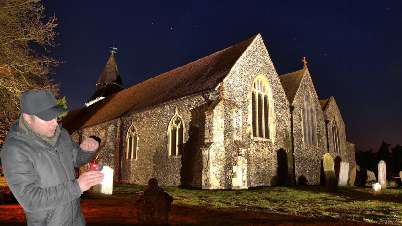 Haunted Graveyard Haunted Places || SPIRIT OF A WOMEN SAID HELLO TO ME || REAL PARANORMAL