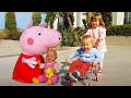 Mamas Schule auf Deutsch. Wie man eine gute Mama wird. Peppa macht für das Baby Kompott.