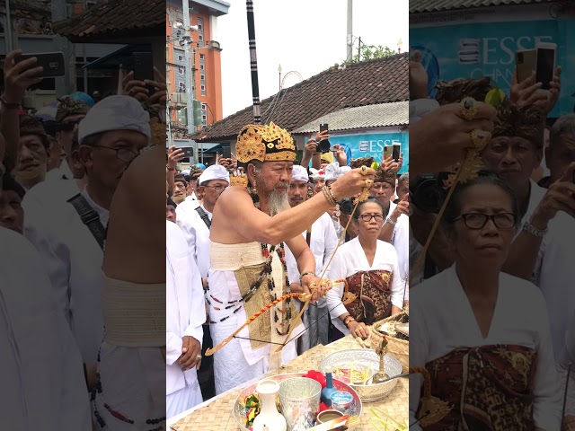 Kejadian Langka Prosesi Memanah Naga Banda Pelebon Puri Agung Bitera class=