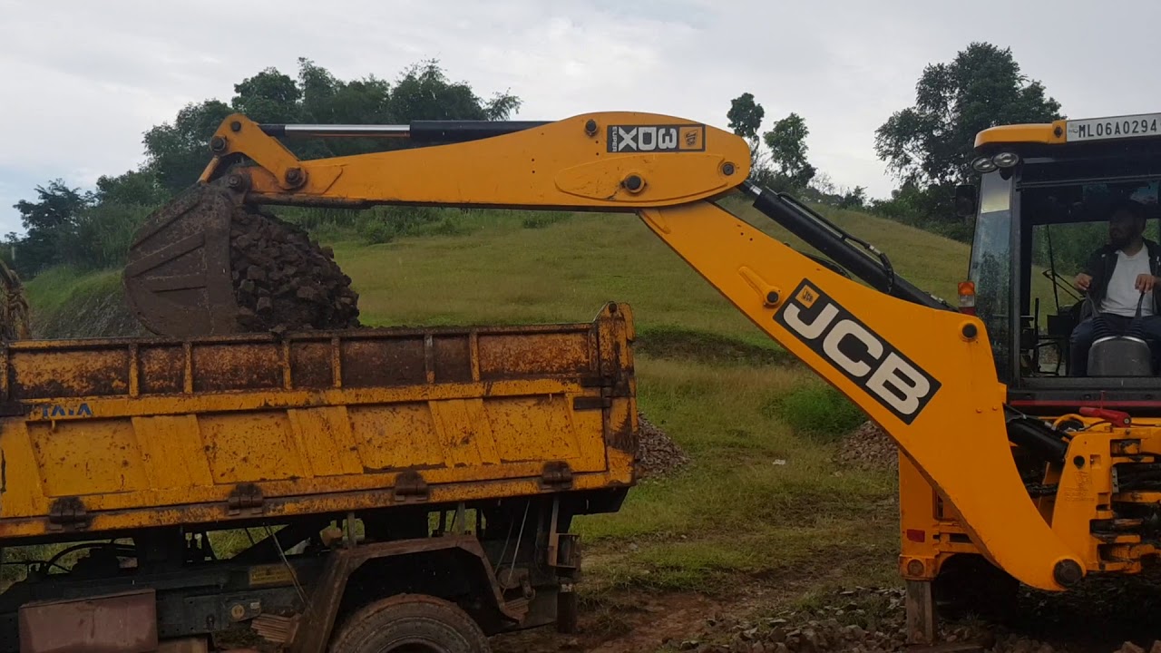 Jcb 3dx loading stone