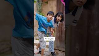 Cười nội thương với chiêu bắt gà mù của 2 chị em nhà họ báo