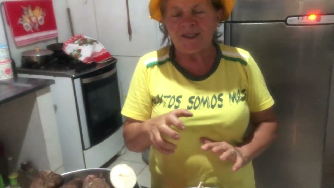 Colhii  mandioca pra bolo 🧁 e o jantar 🥘