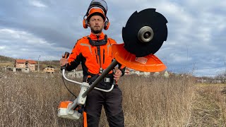 Stihl Fs 560 C-EM cutting big dry grass.(motocoasa puternica cu cutit de taiat iarba uscata.)