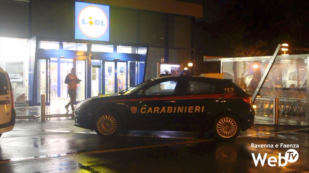 Rapina al supermercato: minaccia la cassiera con un cutter e scappa col bottino