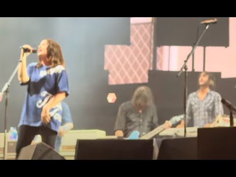 Foo Fighters had Alanis Morrissette on stage to pay tribute to Sinéad O’Connor, “Mandinka“