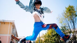 三代目JSB・岩田剛典、胸をはだけさせ華麗にジャンプ！？　篠原涼子演じるウェディングプランナー中越の結婚式マナー講座映像が公開　映画「ウェディング・ハイ」