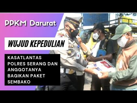 PPKM Darurat, Kasatlantas Polres Serang dan Anggotanya Bagikan Paket Sembako