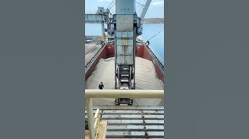 Satisfying unloading sand on barge quickly