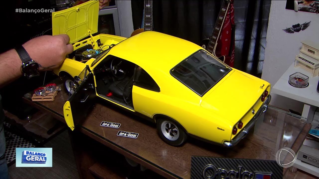 Cabeleireiro coleciona mais de 2 mil carros em miniatura, em Franca