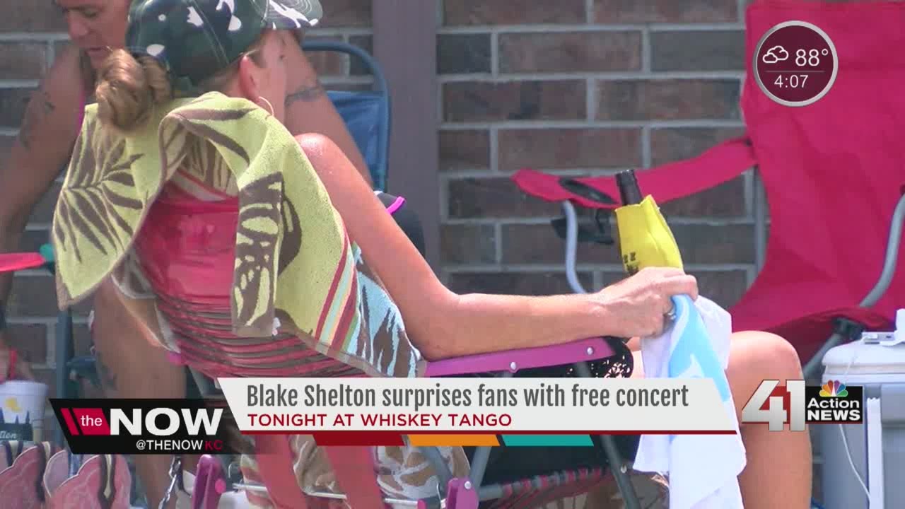 Blake Shelton surprises fans in Kansas City