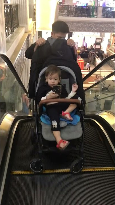 bayi naik tangga eskalator di mall jogja