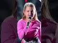 Giulia Fina porta sul palco “Viva la pappa col pomodoro” di Rita Pavone e si emoziona ❤️‍🩹