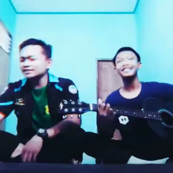 Oi adek berjilbab biru