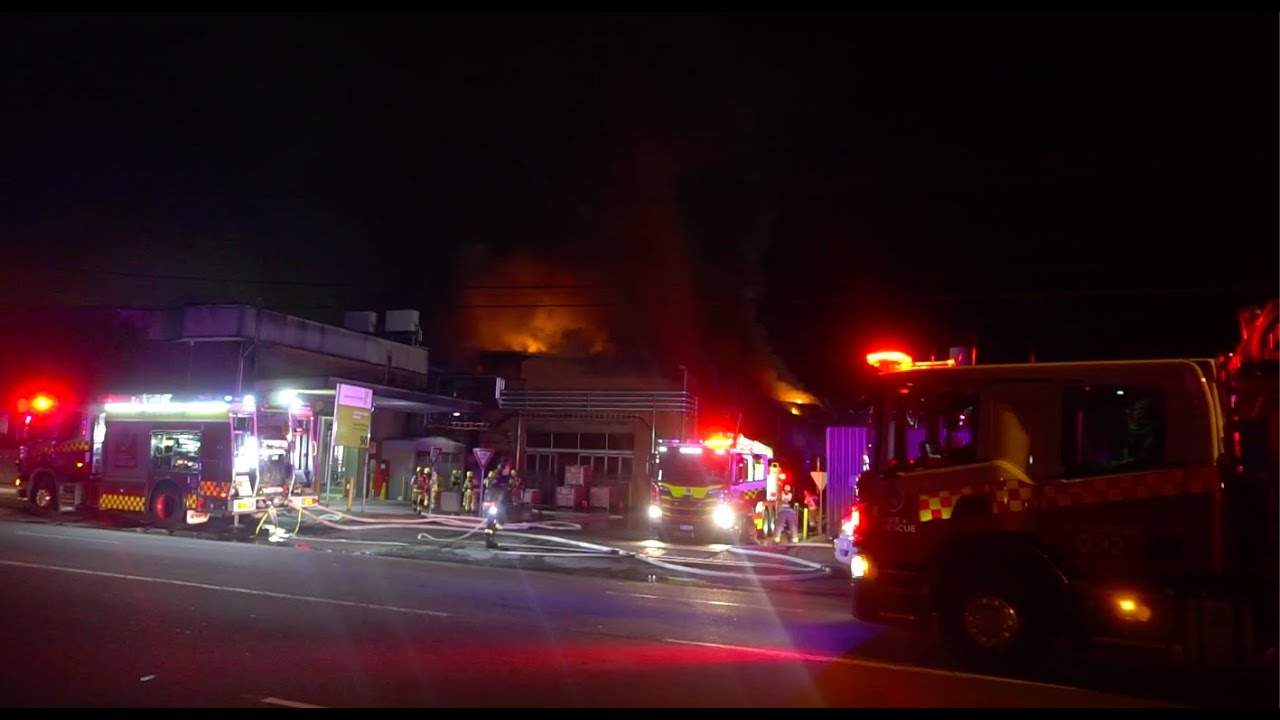 Moorebank 3rd Alarm Factory Fire (CAFS Aerial Pumper, HazMat Responding) FRNSW