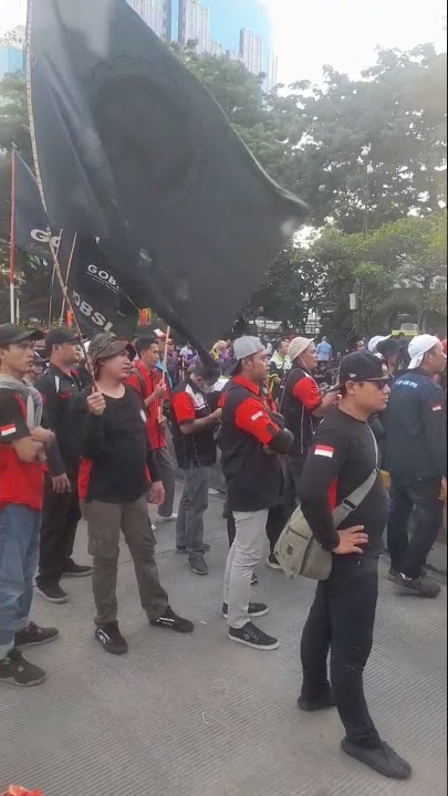 Aksi demo serikat buruh dari berbagai macam daerah di patung kuda jakarta hari ini