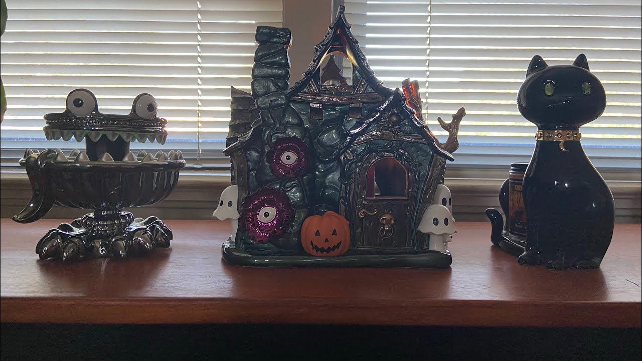 Haunted house 3 Wick Luminary from Bath & Body works! 2022