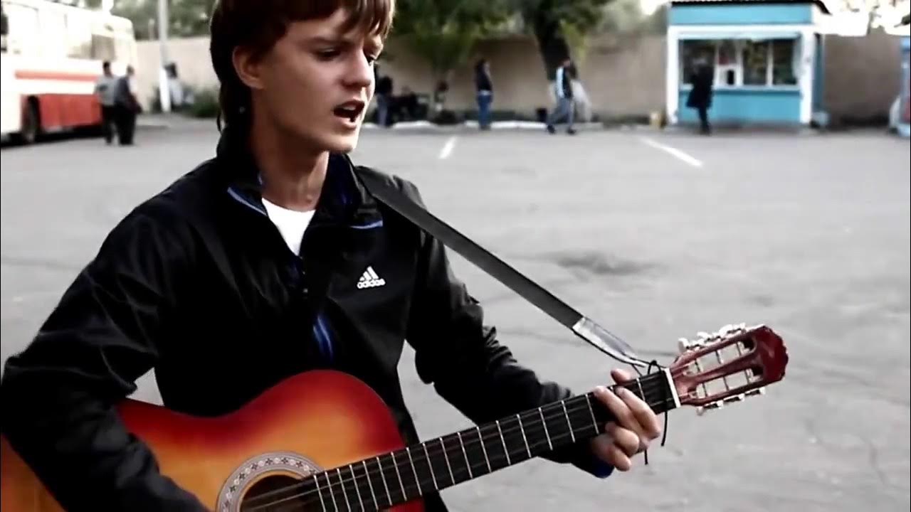 Поют на гитаре на улицах. Дворовый гитарист. Гитарист во дворе. Мужчина поет под гитару. Парень с гитарой поет.