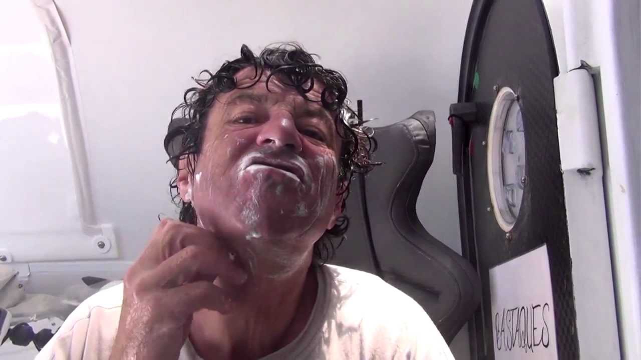 Jean Le Cam se rase avec un rasoir sans manche - Vendée Globe 2012 2013