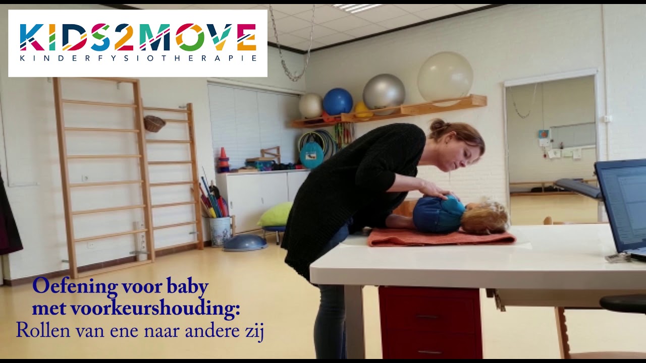 Oefening voor baby met voorkeurshouding: Rollen van ene naar andere zij Kids2Move