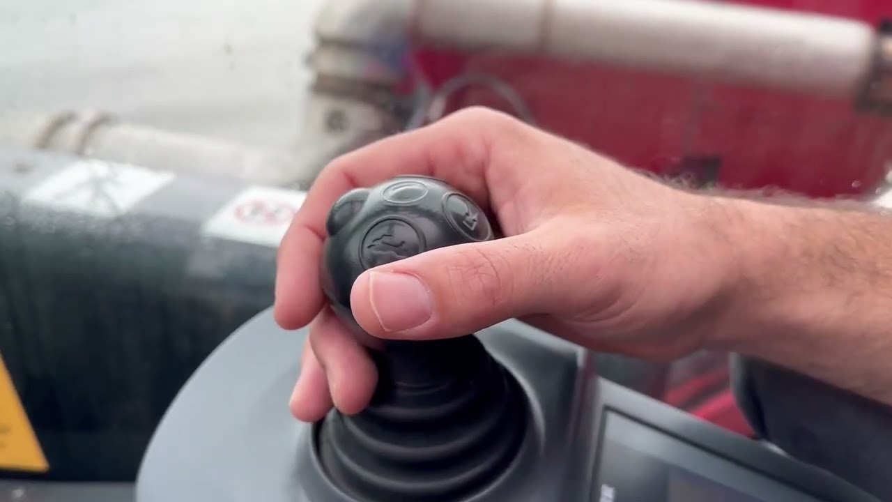 AN UNSEREM EIGENEN SCHWERLASTKAI VOM TIEFLADER DIREKT INS WASSER.