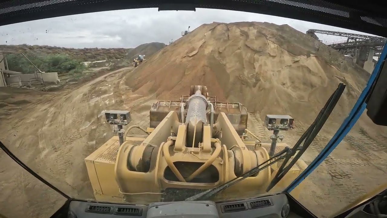 CAT 988k loading 777F