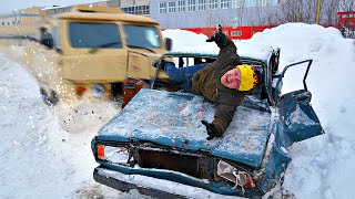 Раздавили жигуль инкассаторской буханкой и сдали его на металл!