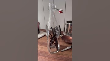 Make your own vanilla extract! #vanillaextract #holidaybaking, #homemadevanillaextract