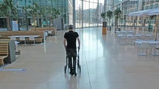 Una interfaz cerebroordenador con inteligencia artificial permite andar a un parapléjico