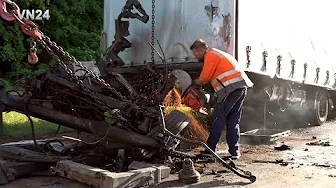VN24 - Truck crashes into a flatbed truck at the end of a traffic jam on the A44