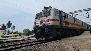 Gate Down! Cholan Superfast Express 22675 Storms Through at Noon | Epic Crossing Scene
