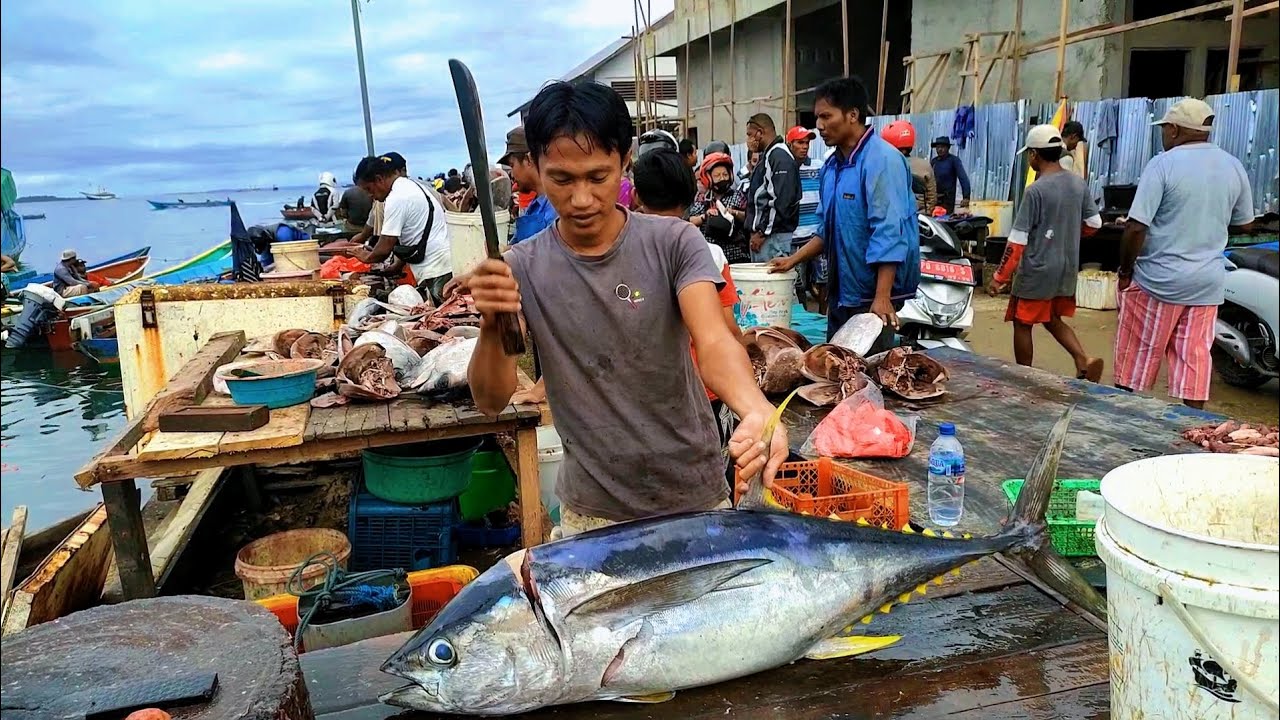 Amazing skill! skill Cutting and peeling tuna skin for grilled satay