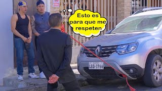 Mueve el carro con los dientes y les enseña a respetar a dos chicos de la calle