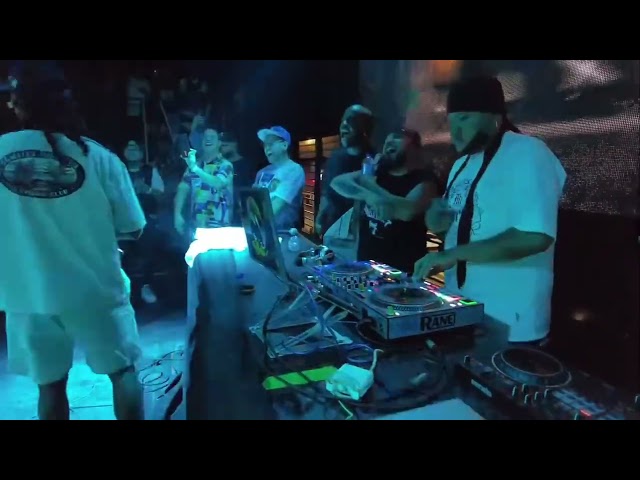 #MEDELLÍN VIBEZ HARDBODY WIT THE FAMILY @djbolaraigoza