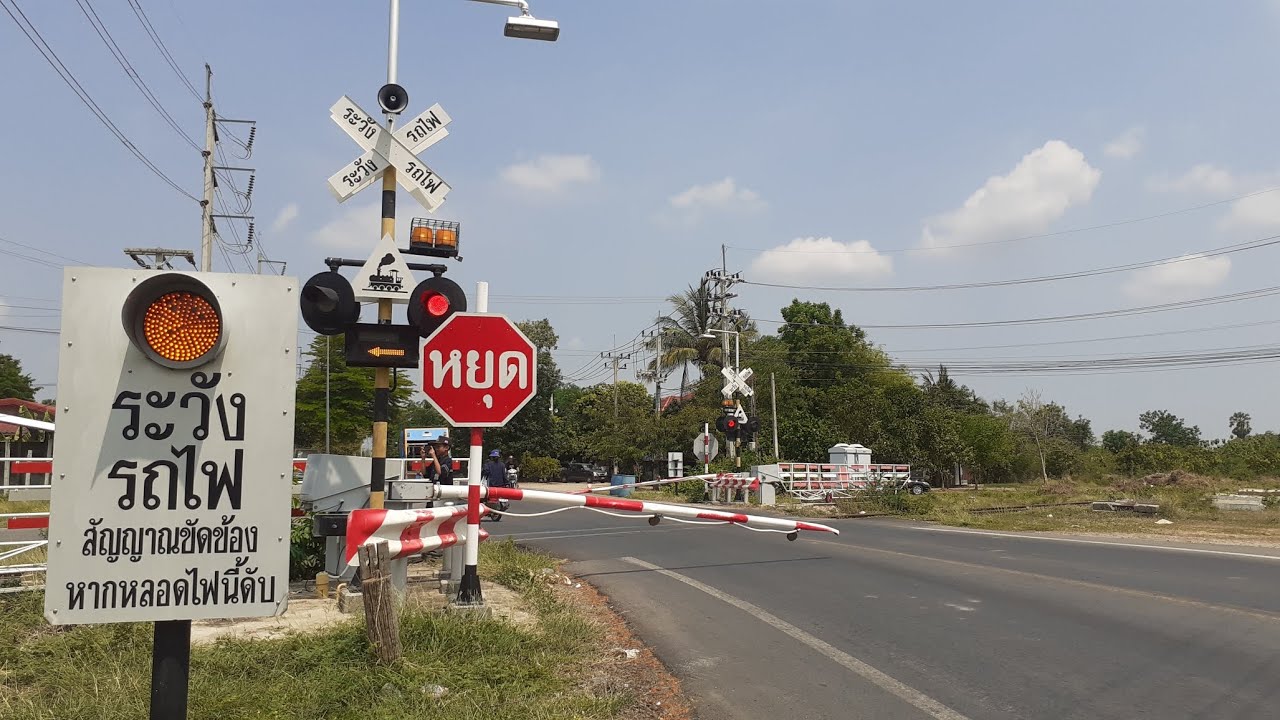 จุดตัดทางรถไฟบ้านยาง ขบวนธรรมดาที่ 257 ธนบุรี - น้ำตก กำลังผ่าน เครื่องกั้นค้าง