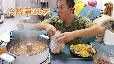 冷战第36天，不但偷吃，还把面条放进去#Day 36 of the Cold War#eating show#eating challenge#husband and wife eating food - 天天要闻