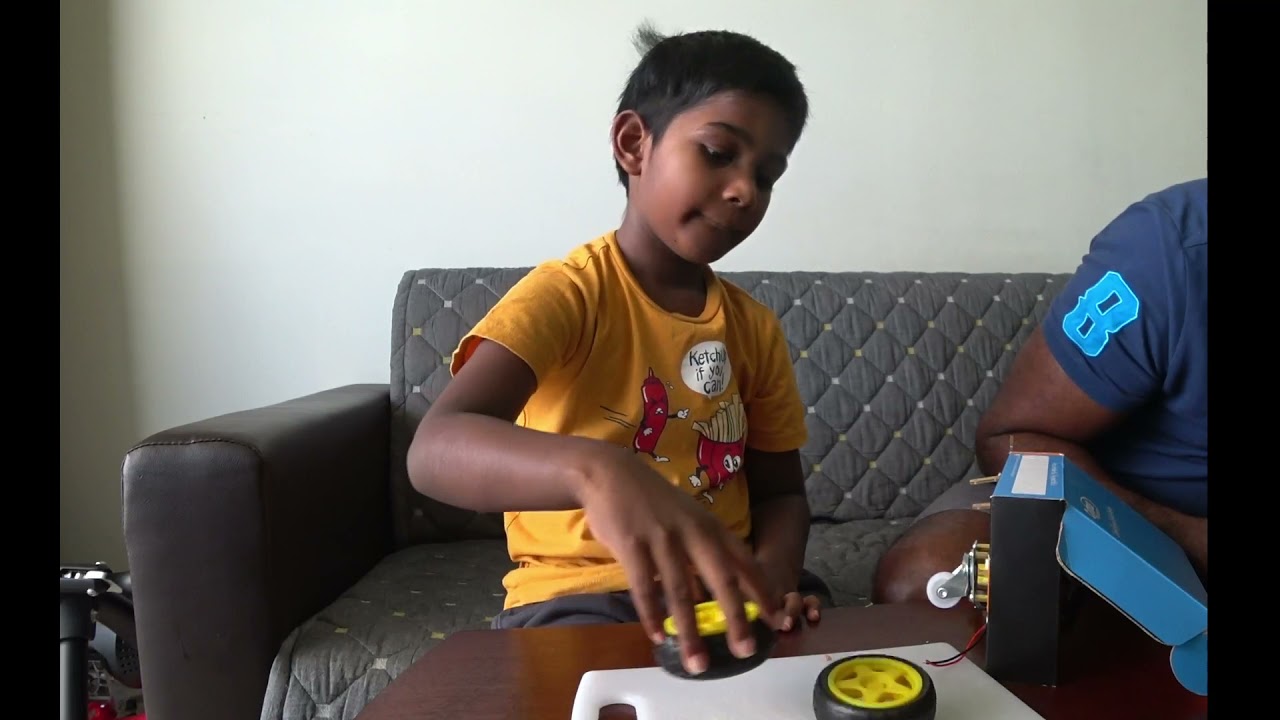 [Fun Project Kit]  Micro:bit - Smart Car with REKA:BIT (by Sanuka Fernando)