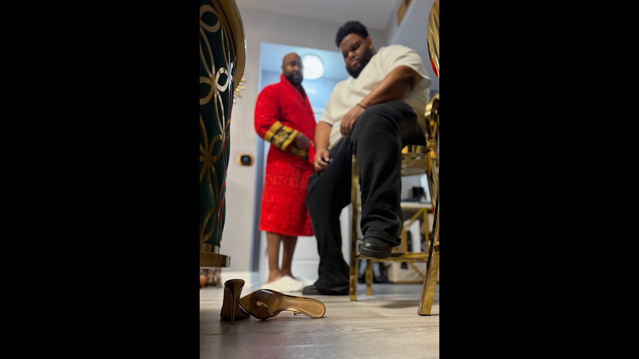 Когда Рафи внезапно появляется перед Майком, когда тот лежит в постели с Домини!