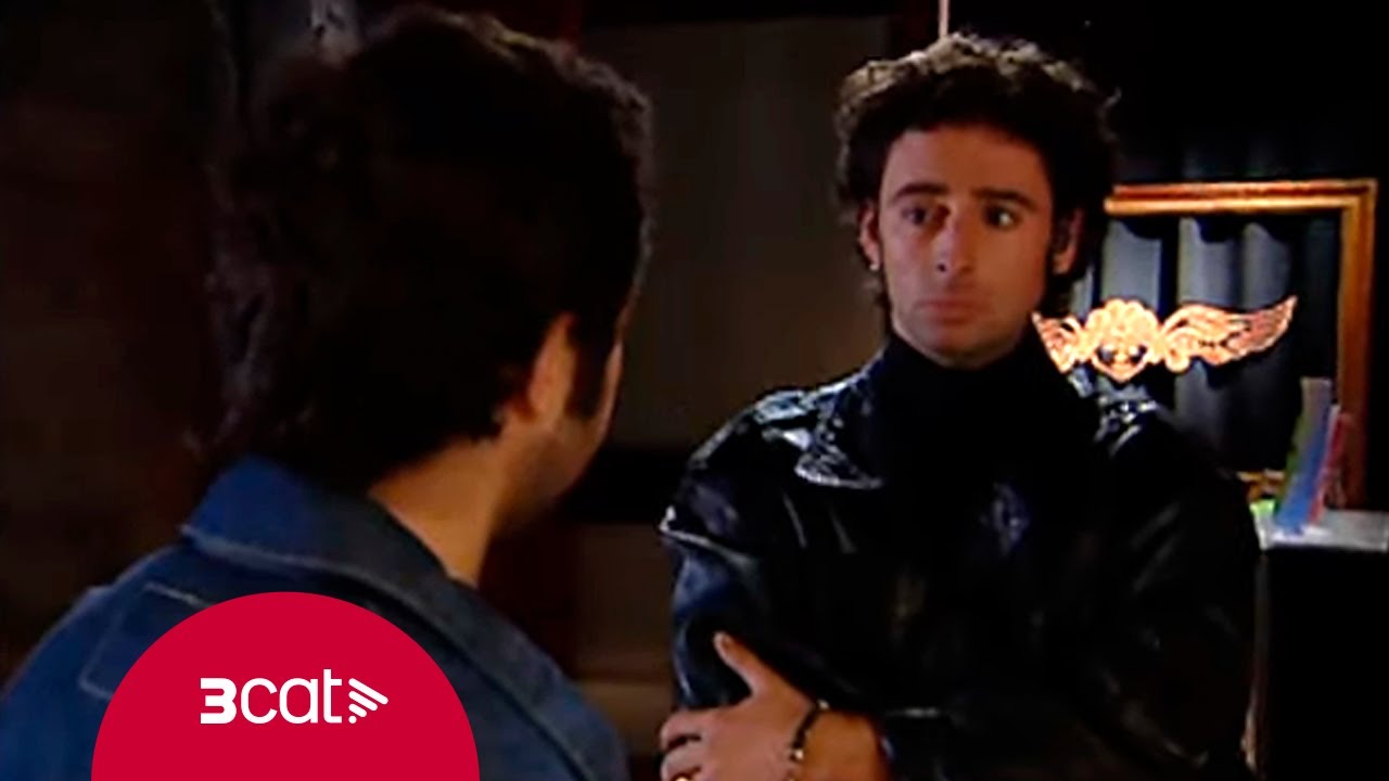 Larry Vinagre fent amics a la porta de la discoteca