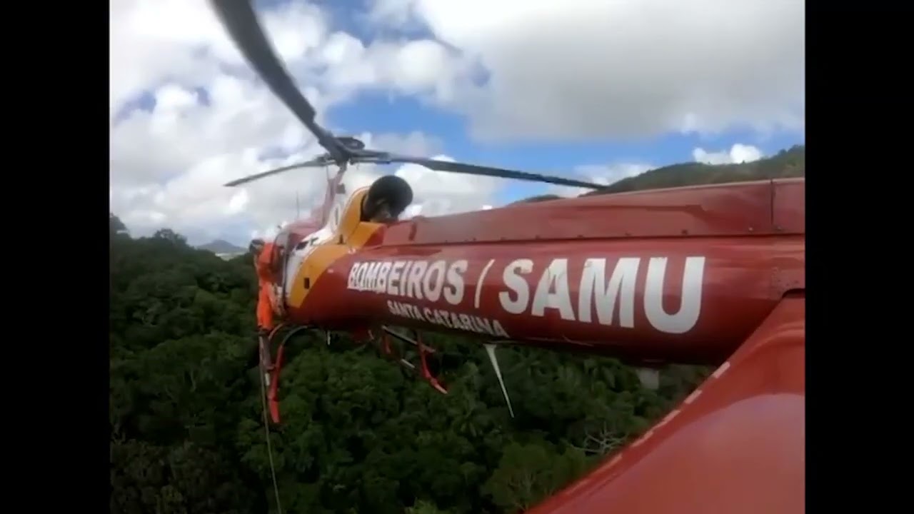 Homem fica preso em árvore pelo parapente e bombeiros realizam resgate com helicóptero