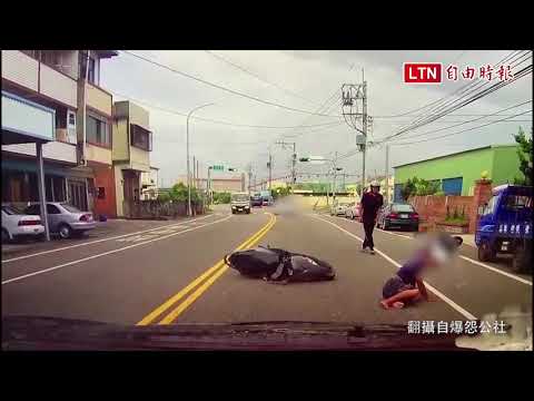 三寶違規左轉遭直行機車擊落 網友：拖鞋的弧線好美