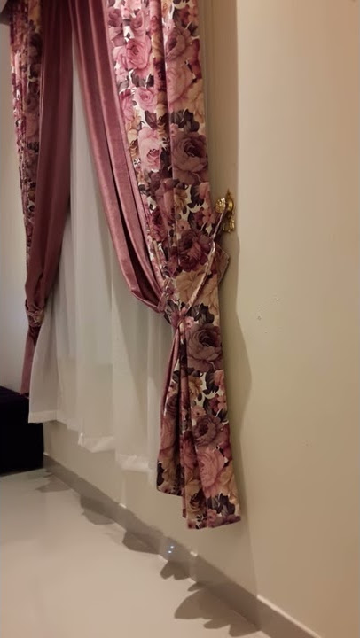 بنت ترقص بجنون داخل غرفة النوم