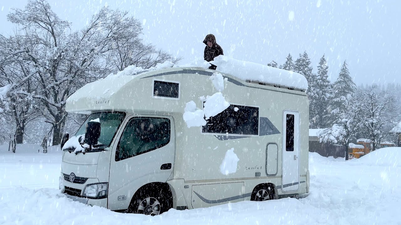 [Субтитры] Автомобильный кемпинг во время неожиданного сильного снегопада