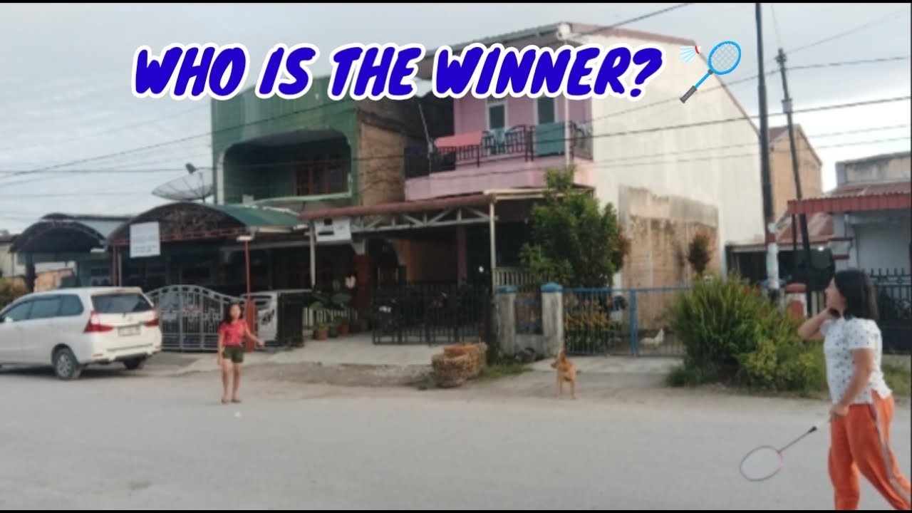 BERMAIN RAKET BERSAMA KEPONAKAN DI DEPAN RUMAH 