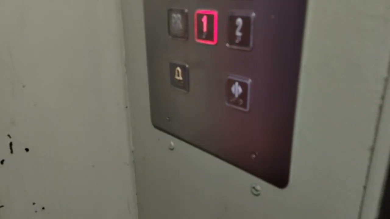 Osijek Sjenjak 32 Lift Desni Kabal Commerce Dizala i METUS Bio 1970s i sada 2012s Croatia 