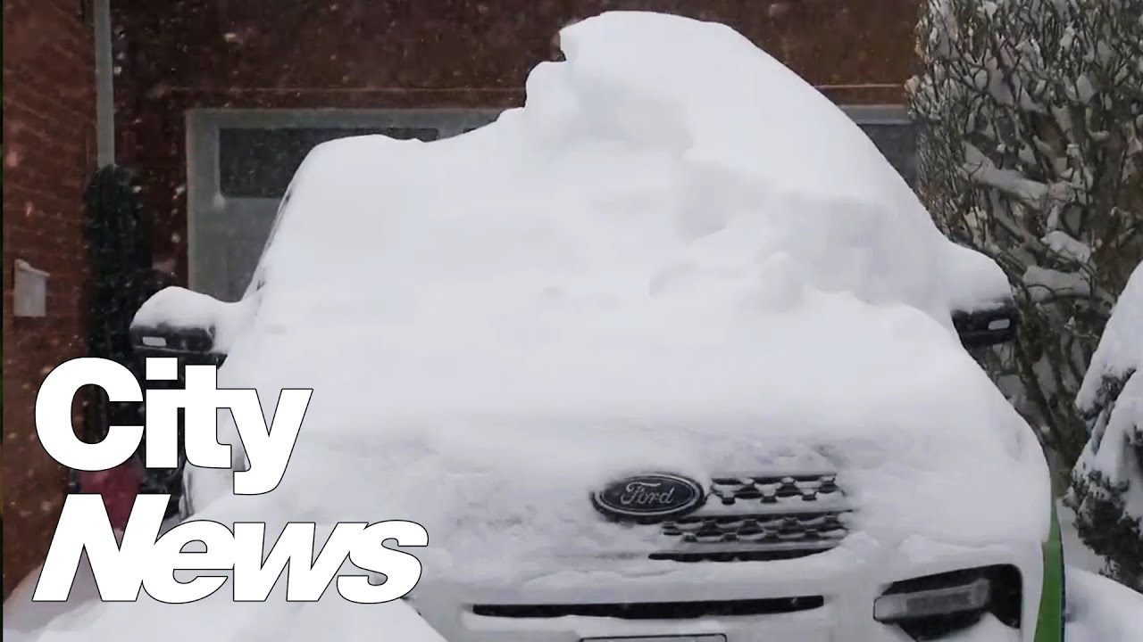 Toronto digs out after massive snow storm - YouTube