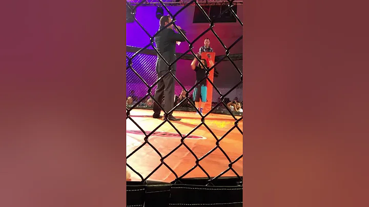 Melanie Lomax v Regina Torres- girl gets weave kno...